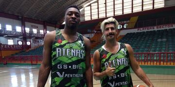 Josh, el nuevo pivote, y el base Pablo Bruna, con la Verde.