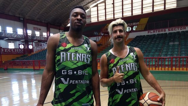 Josh, el nuevo pivote, y el base Pablo Bruna, con la Verde.