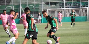 Nicolás Watson le cierra el paso a un rival en el deslucido partido de Instituto ante San Martín (Prensa San Martín).