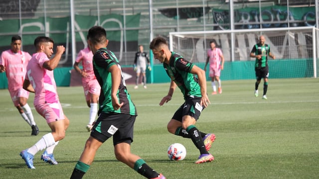 Nicolás Watson le cierra el paso a un rival en el deslucido partido de Instituto ante San Martín (Prensa San Martín).