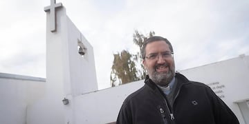 El sacerdote Mauricio Haddad, vicepresidente de Cáritas Mendoza, se refirió a la situación social actual en la provincia. Archivo Los Andes
