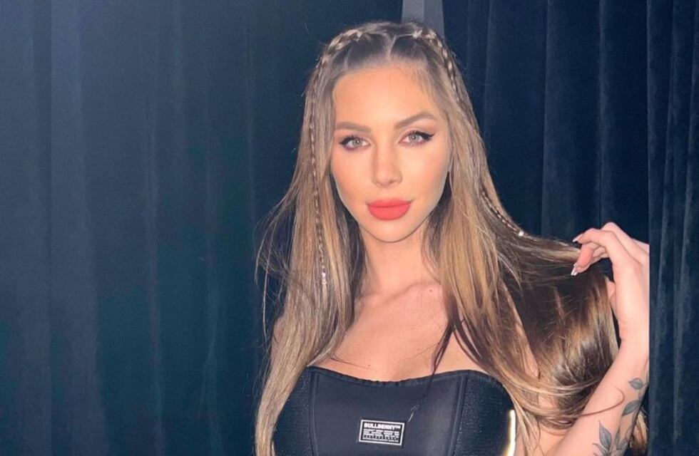Romina Malaspina rompe las redes sociales luciendo para sus fans un top encorsetado blanco