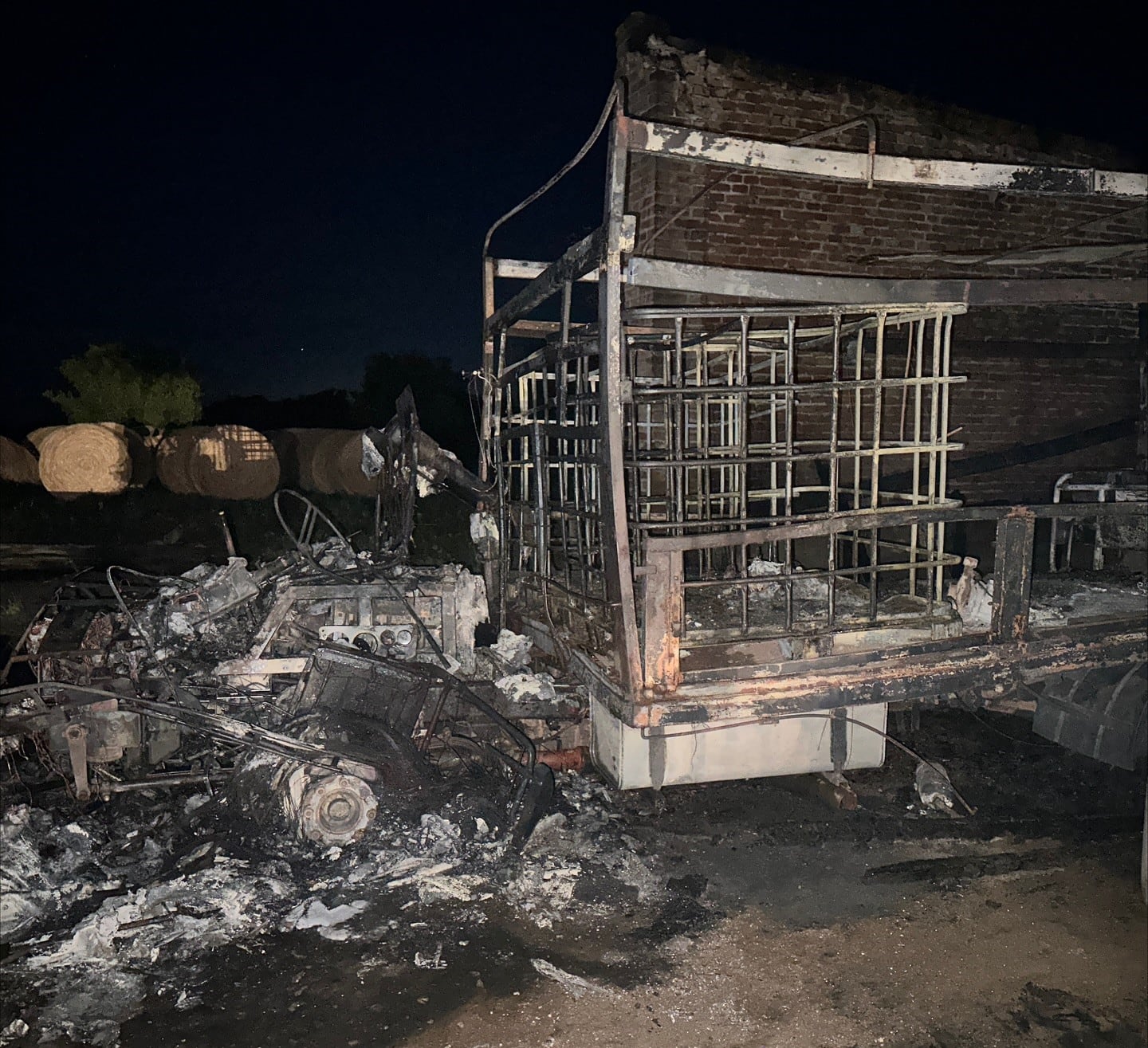 Arroyito se produjo un incendio de maquinaria agrícola en interior de un galpón en zona rural