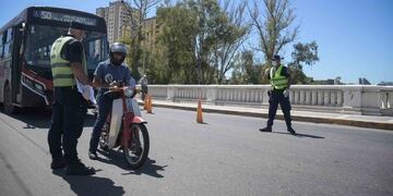 Volvió el servicio de transporte de pasajeros y motivó más controles policiales\u002E