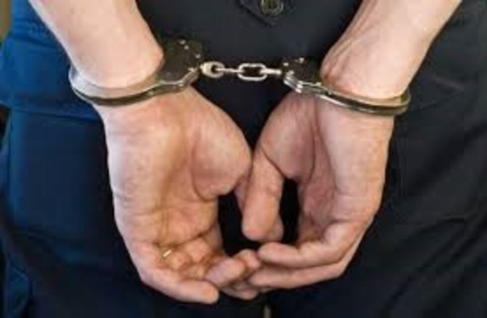 Dos policías fueron detenidos por presuntas estafas y abusos sexuales