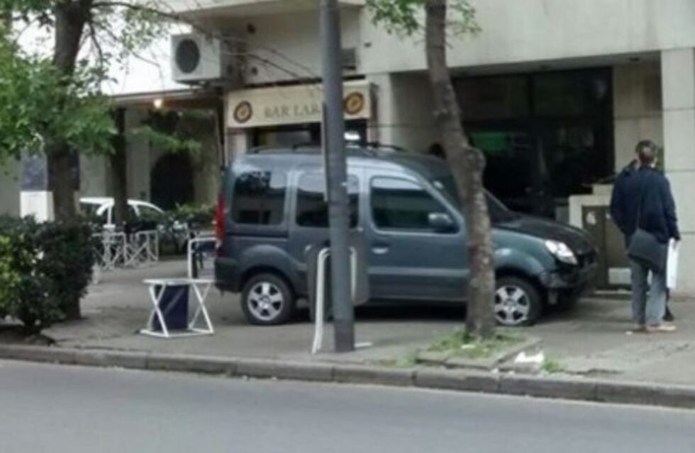 Vehículo subió a la vereda, embistió una baranda y atropelló mesas de un bar