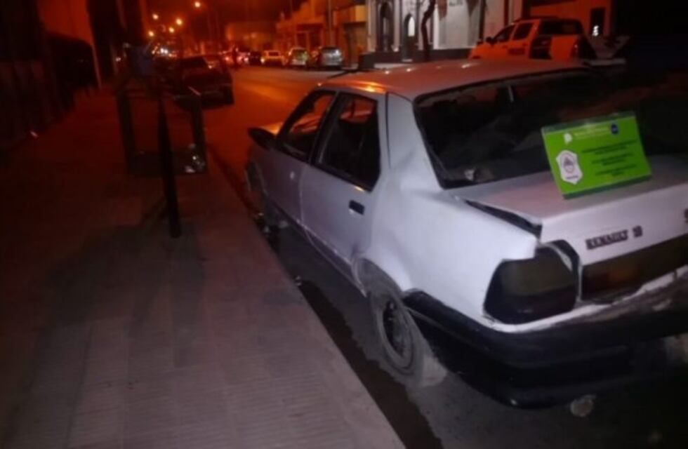 Como vio el auto abandonado, se lo llevó y lo vendió a un chatarrero