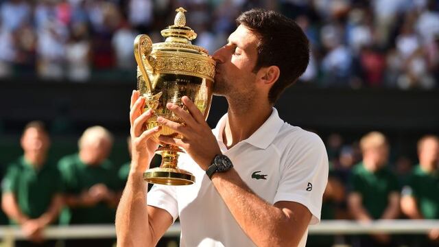 Serbia's Novak Djokovic kisses the winners trophy after beating South Africa's Kevin Anderson 6-2, 6-2, 7-6 in their men's singles final match on the thirteenth day of the 2018 Wimbledon Championships at The All England Lawn Tennis Club in Wimbledon, southwest London, on July 15, 2018\u002E / AFP PHOTO / Glyn KIRK / RESTRICTED TO EDITORIAL USE