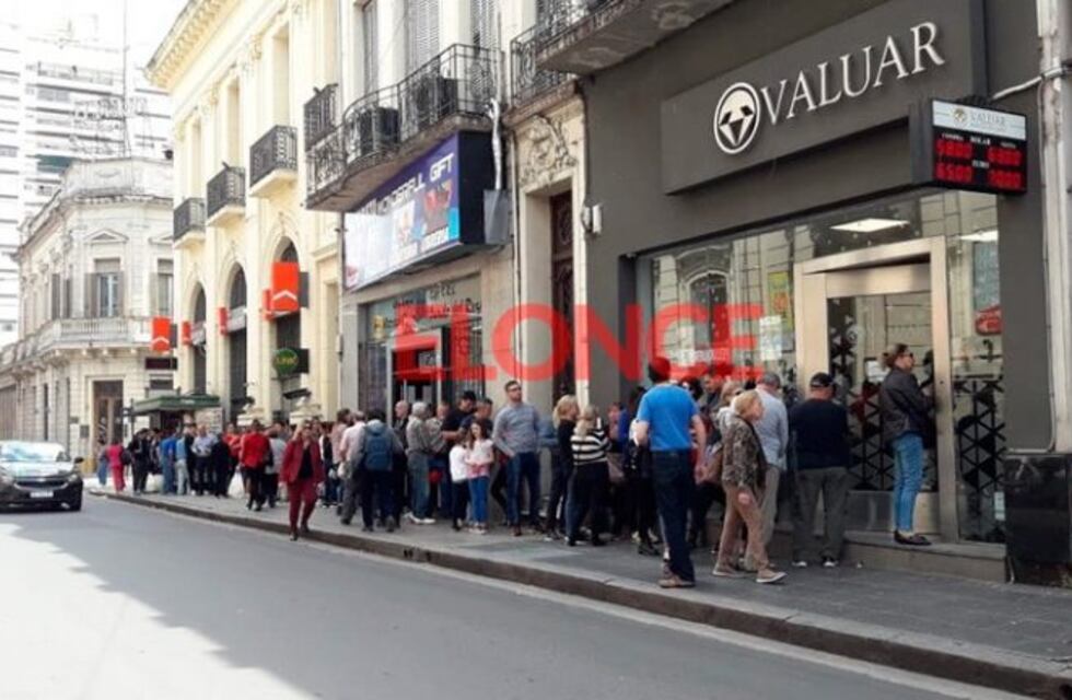Largas filas en Paraná para comprar dólares en la previa a las elecciones