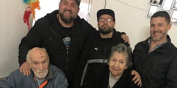 El matrimonio recibió ayuda de un cordobés pero se quedará en la ciudad\u002E (Facebook)