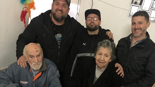 El matrimonio recibió ayuda de un cordobés pero se quedará en la ciudad\u002E (Facebook)