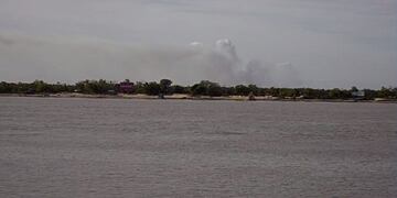 Este lunes el Municipio volvió a detectar focos de incendio en las islas frente a Rosario\u002E (@CIOR_Rosario)