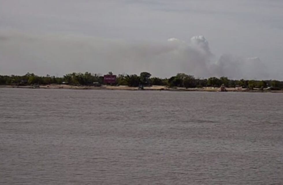 Nuevas quemas en las islas frente a Rosario pese al fallo que las prohíbe