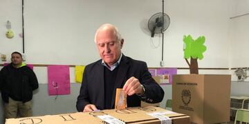 El mandatario asistió a la Escuela Juan Bautista Alberdi, donde cursó la primaria\u002E (@miguellifschitz)