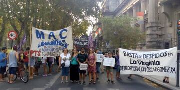 Agrupaciones de izquierda respaldaron el pedido de reincorporación frente a la sede local de Gobernación la semana pasada\u002E (@virgrisolia)