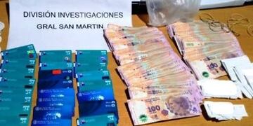 Los plásticos y el dinero secuestrado por la Policía del Chaco\u002E Policía del Chaco)