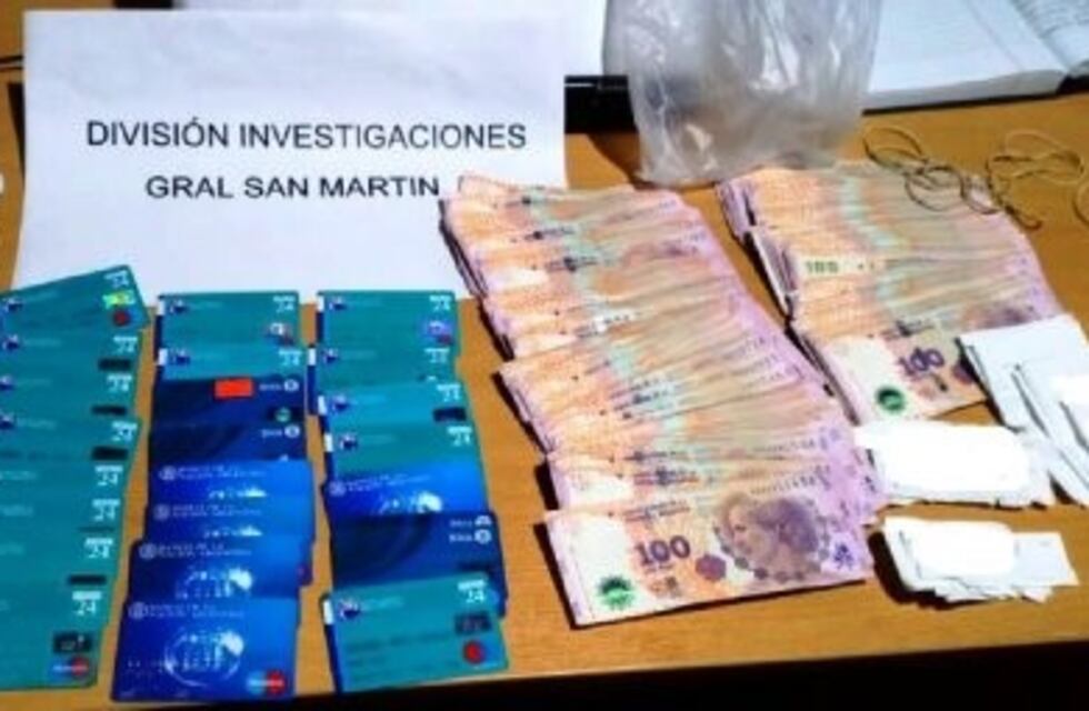 Detienen a dos personas con tarjetas de débito de otras personas