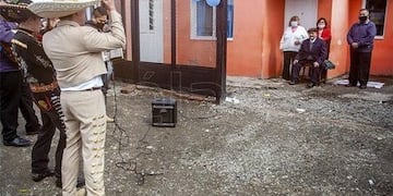 Cumplió 102 años y lo sorprendieron con mariachis y serenatas frente a su casa de Río Gallegos
