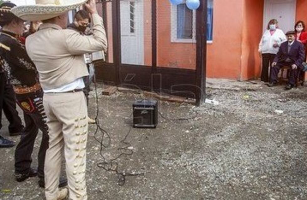 Cumplió 102 años y lo sorprendieron con mariachis y serenatas frente a su casa de Río Gallegos