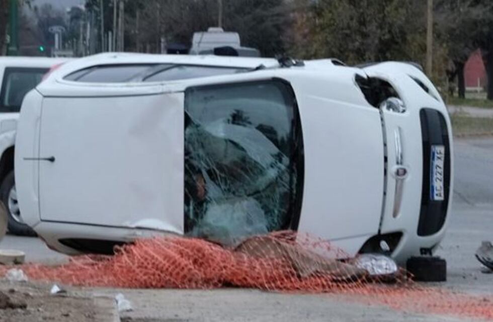 Impresionante vuelco de un auto sobre avenida Tavella