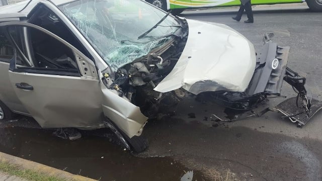 Un auto impactu00f3 contra una columna y destrozu00f3 otro vehu00edculo