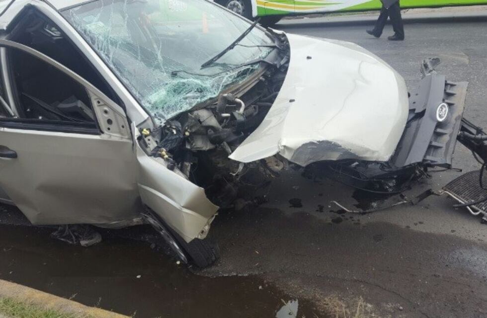 Un auto impactó contra una columna y quedó destrozado