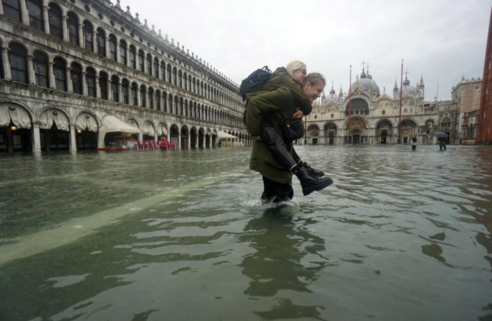 Al menos dos muertos y graves daños por inundación récord en Venecia