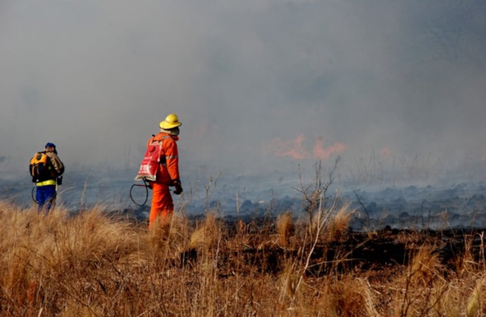 Se mantienen activos tres incendios en el interior provincial