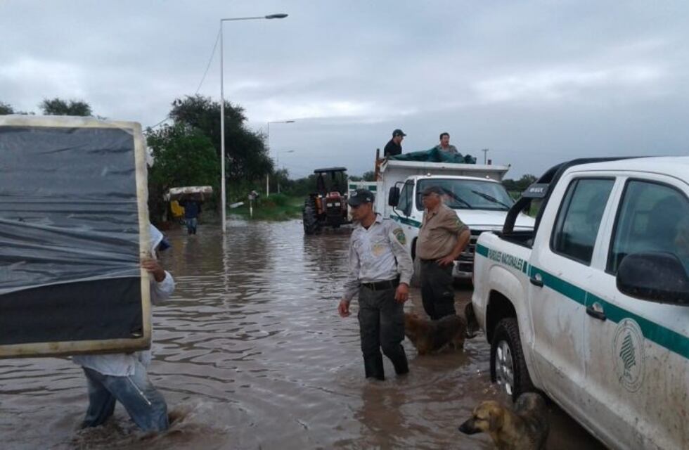 Evacuaron a familias de Capitán Solari afectadas por las lluvias