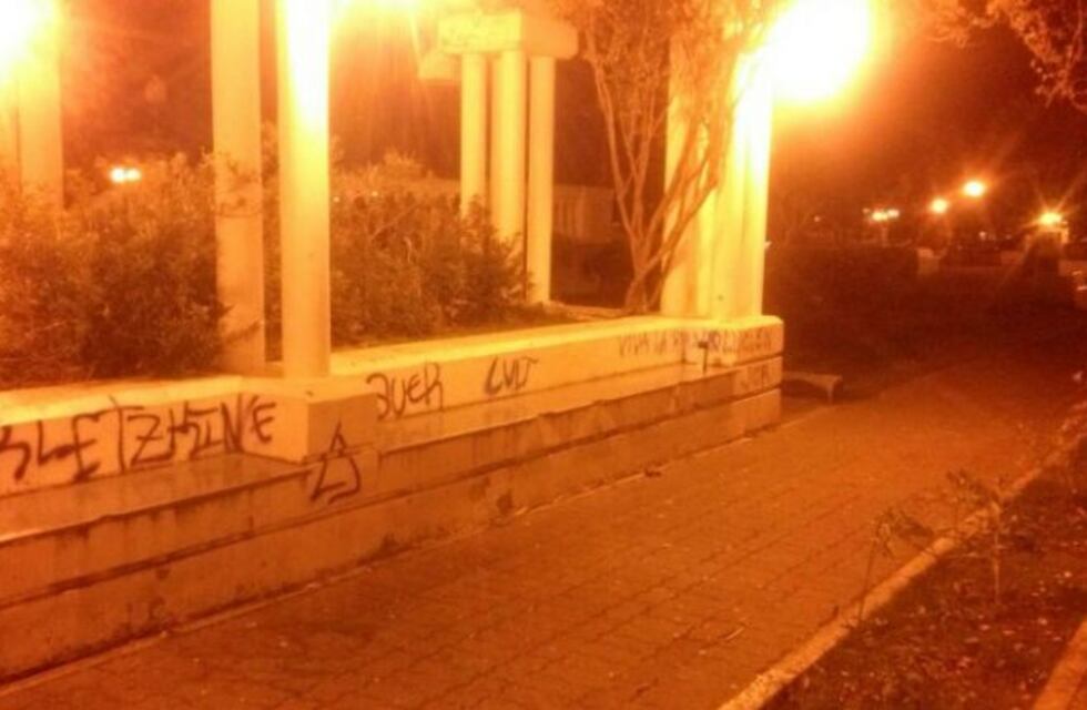 Un menor vandalizó los bancos de la emblemática Plaza Mitre con pintadas