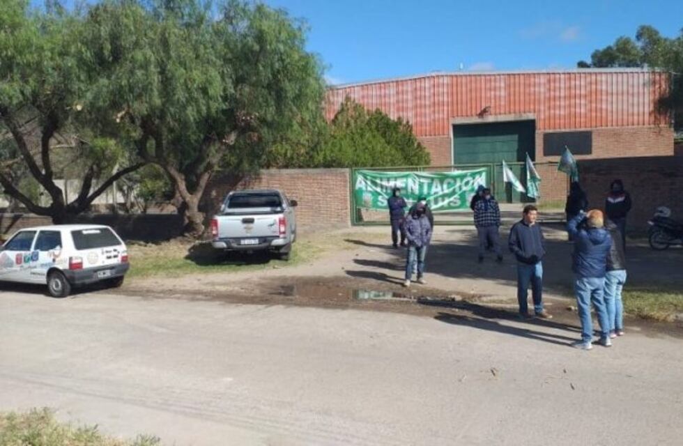 Los trabajadores de Golosinas Puntanas tomaron la fábrica por falta de pago