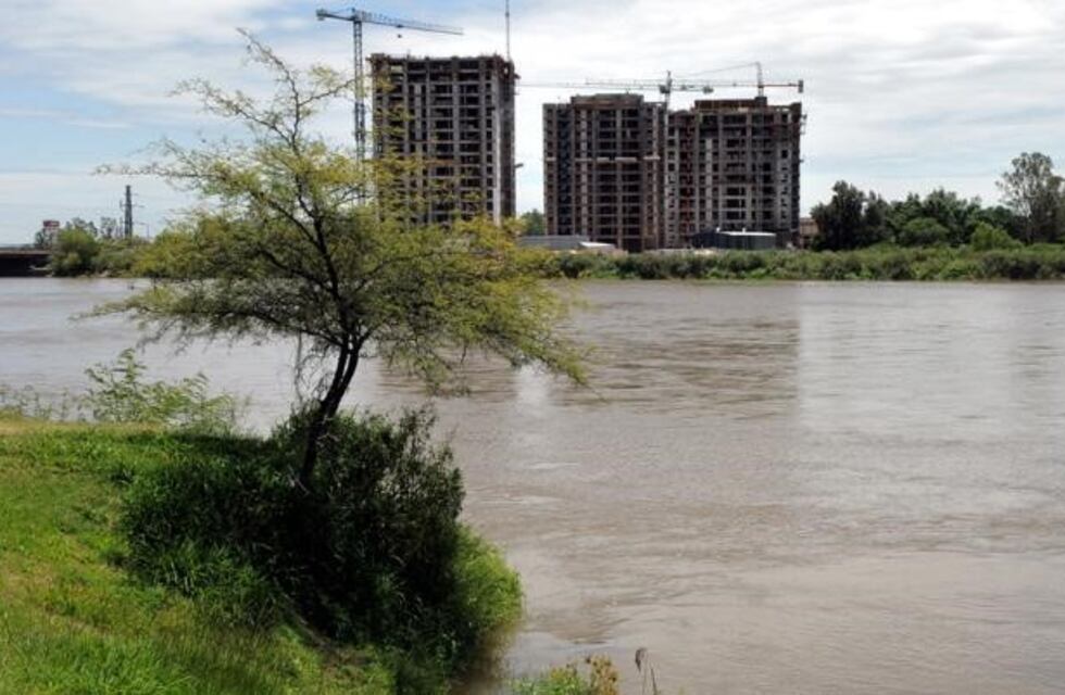 El nivel de agua del Río Dulce está arriba de lo normal e informan que está prohibido ir a bañarse o pescar