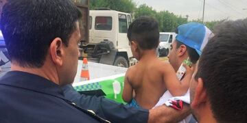 Kimey en el momento en que es trasladado por el vecino que lo rescató\u002E