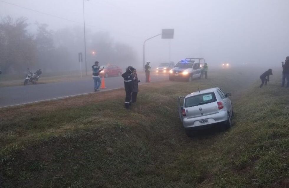 Por la niebla, un auto cayó dentro de un canal