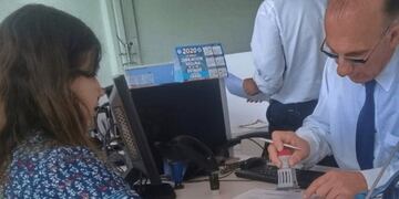 La Defensora entregando la nota al responsable de Anses