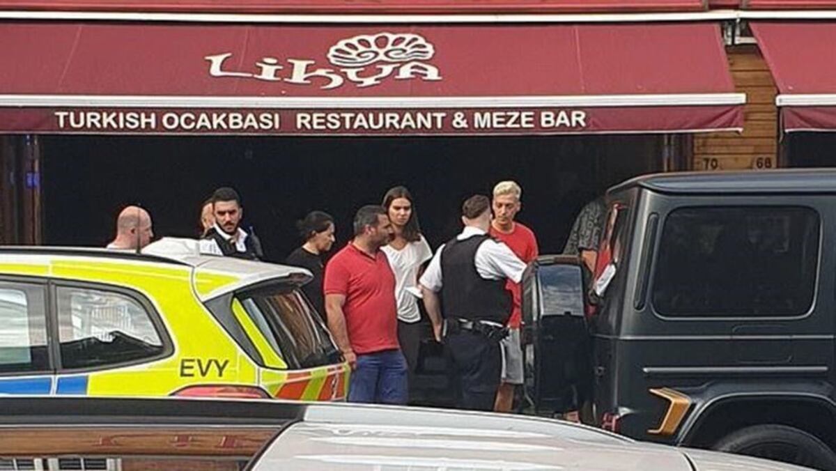 Atacaron con un cuchillo a Mesut Özil para robarle y un compañero lo defendió\u002E (Twitter)