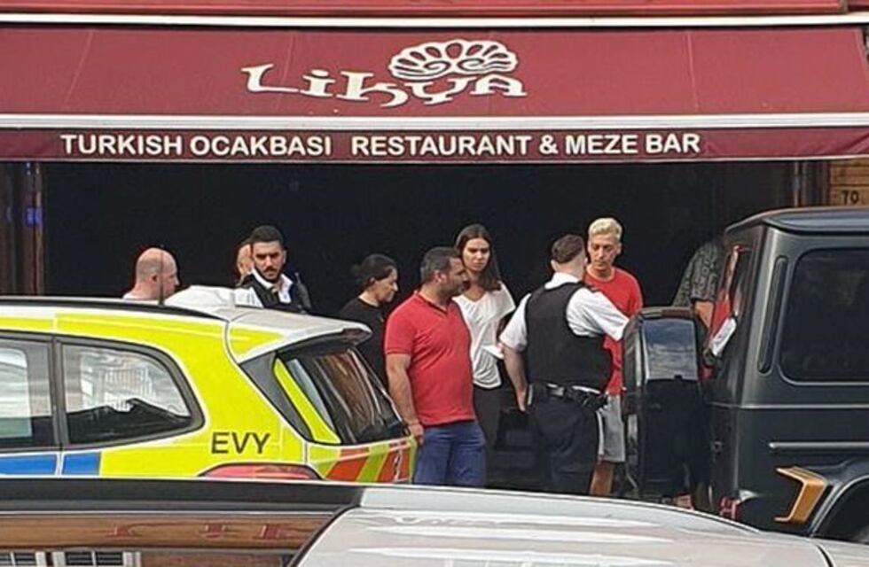 Atacaron con un cuchillo a Mesut Özil para robarle y un compañero lo defendió