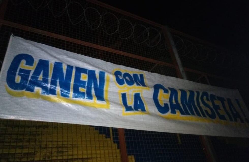 En la práctica canalla aparecieron carteles exigiendo ganar el clásico "cueste lo que cueste"