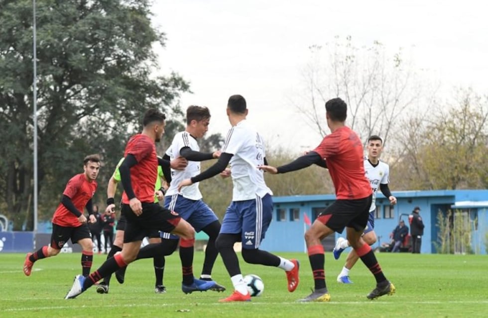 Paulo también quería una: Newell's le regaló una camiseta a Dybala