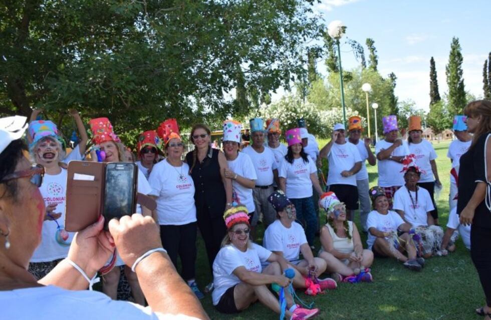 Abuelos sanjuaninos armaron una murga para llevar alegría a las colonias