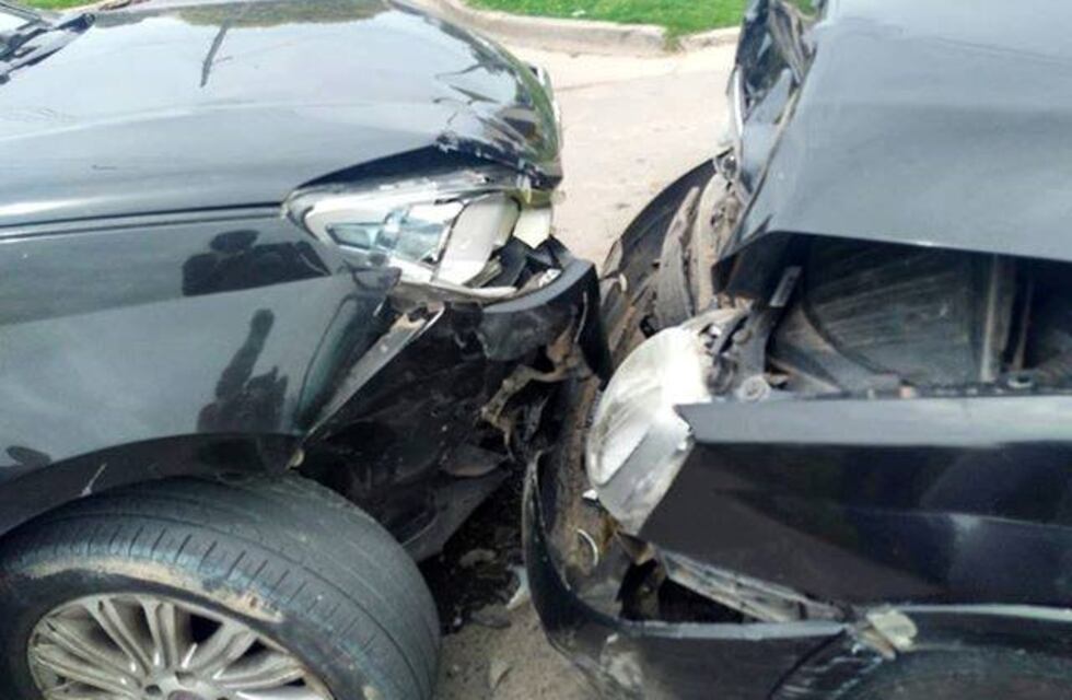 Violento choque entre dos autos que involucró a un agente de la Policía Local