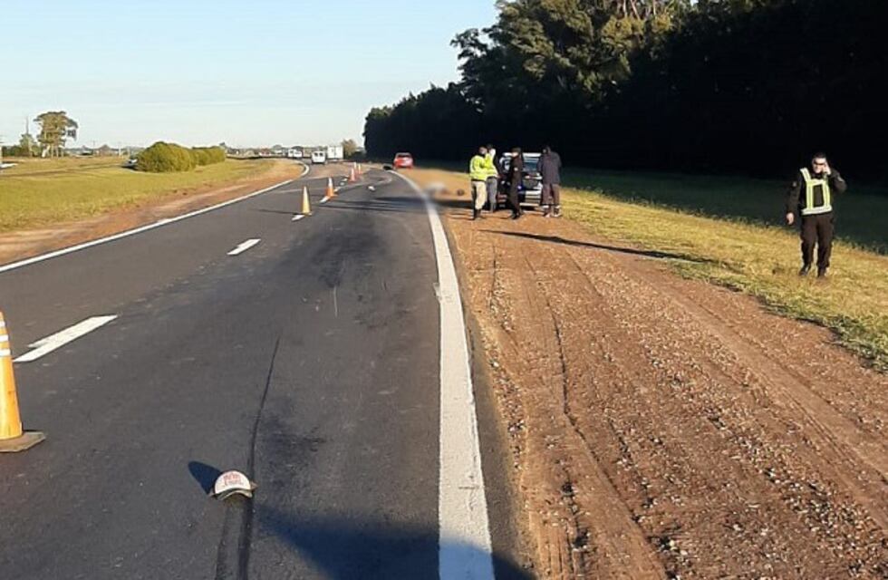 Murió motociclista con permiso para circular embestido en la autopista en Funes