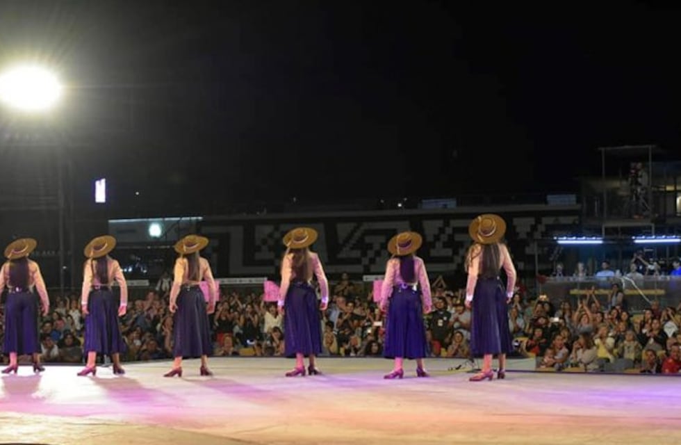 Pre Cosquín: el malambo femenino hizo vibrar la Plaza Próspero Molina