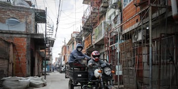 IMAGEN ILUSTRATIVA\u002E AME7714\u002E BUENOS AIRES (ARGENTINA), 05/05/2020\u002E- Personas circulan por el interior del barrio Villa 31 hoy martes, luego del crecimiento de los casos detectados de COVID-19 en barrios populares de la ciudad de Buenos Aires (Argentina)\u002E EFE/Juan Ignacio Roncoroni