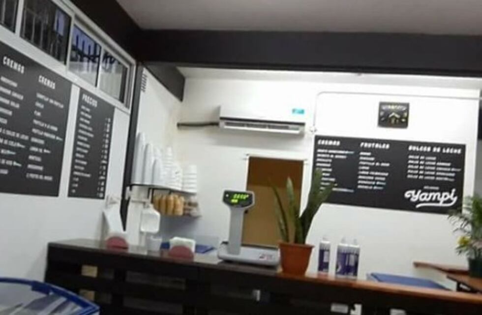 Se desnudó en la heladería, insultó a los clientes y lo detuvieron