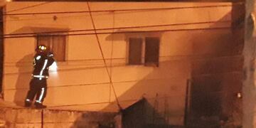 Bomberos apagaron un incendio y rescataron a dos personas en La Loma