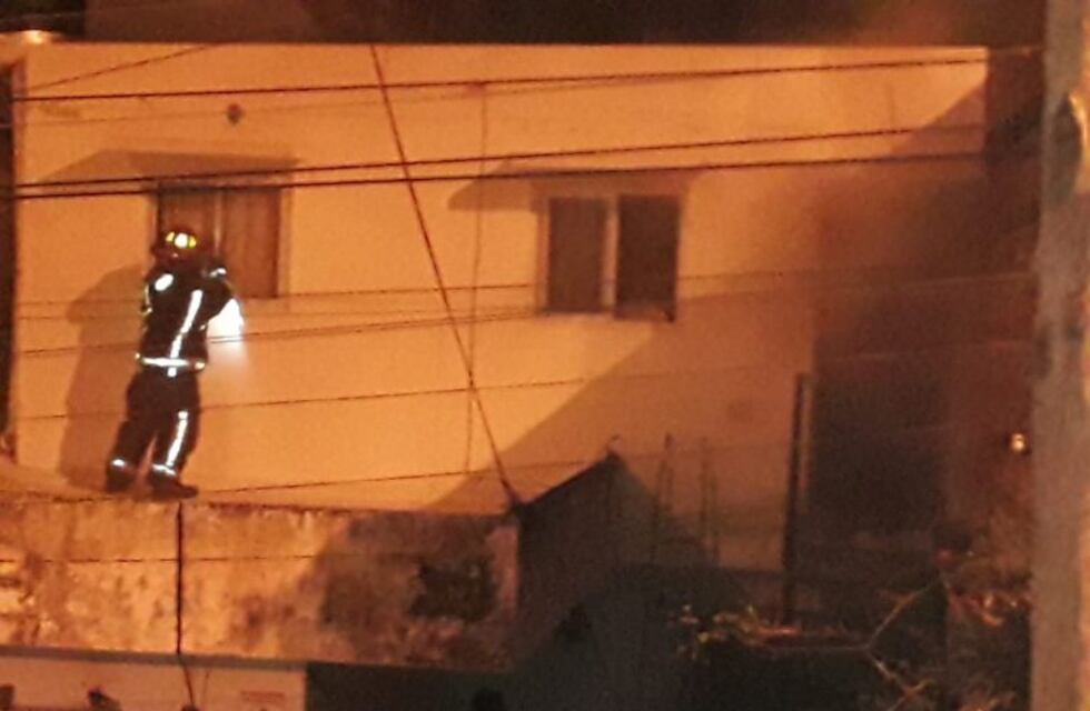 Bomberos apagaron un incendio y rescataron a dos personas en La Loma