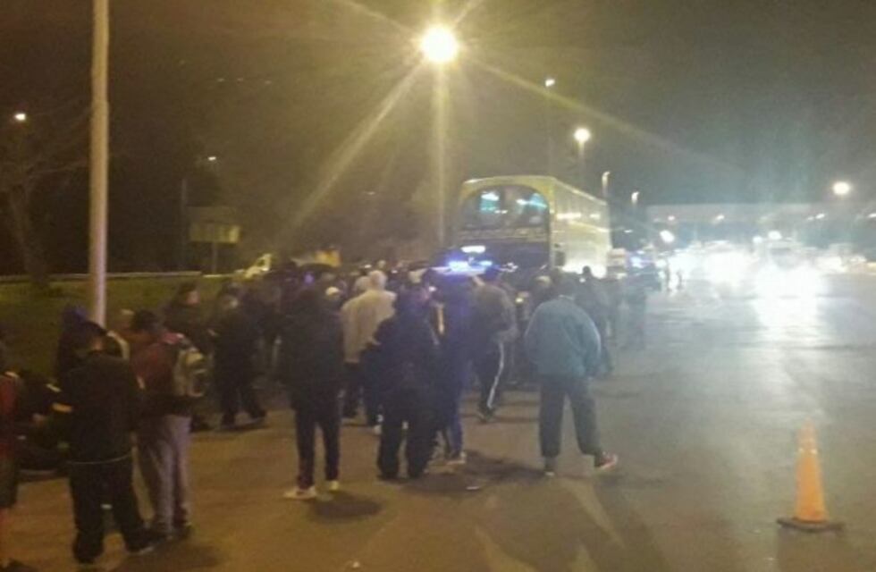 Secuestraron armas en un colectivo con hinchas de Boca en un operativo en la autopista Rosario-Santa Fe
