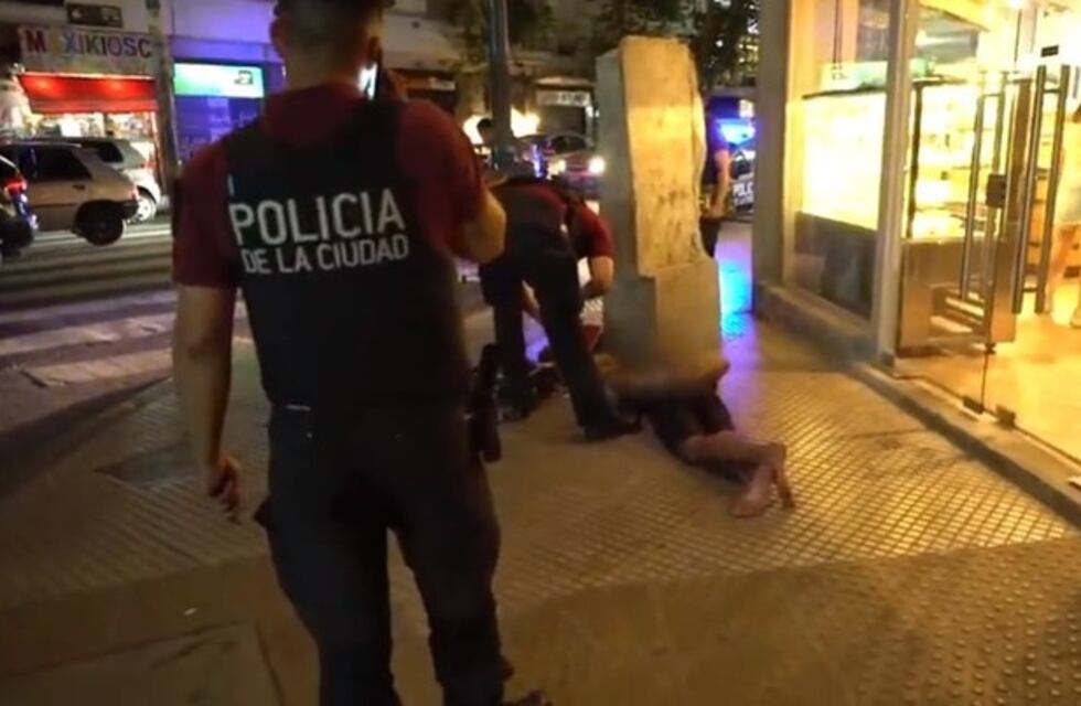 Dos menores robaron una moto y apuñalaron en el tórax a un policía en Almagro