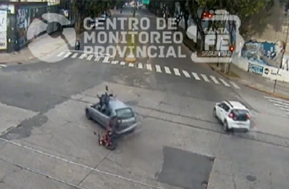 Impactante choque: motociclista voló y quedó sobre el techo de un auto